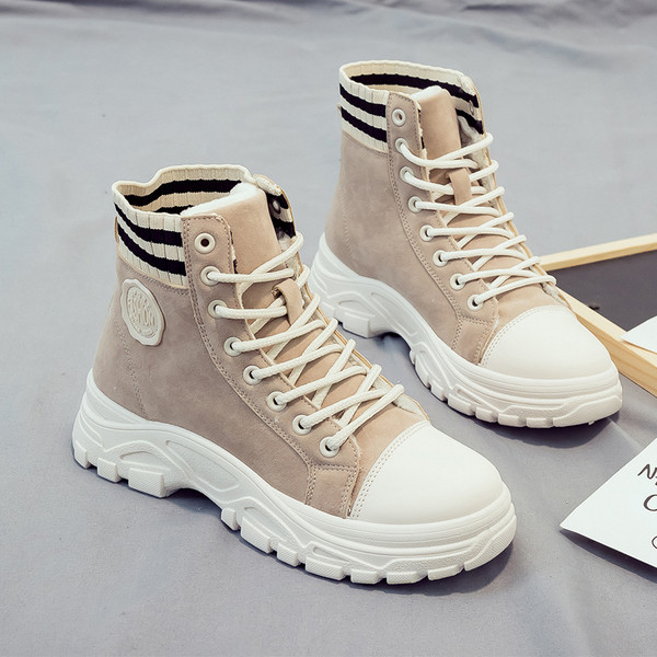 Női sportcipő durva talppal és fűzővel