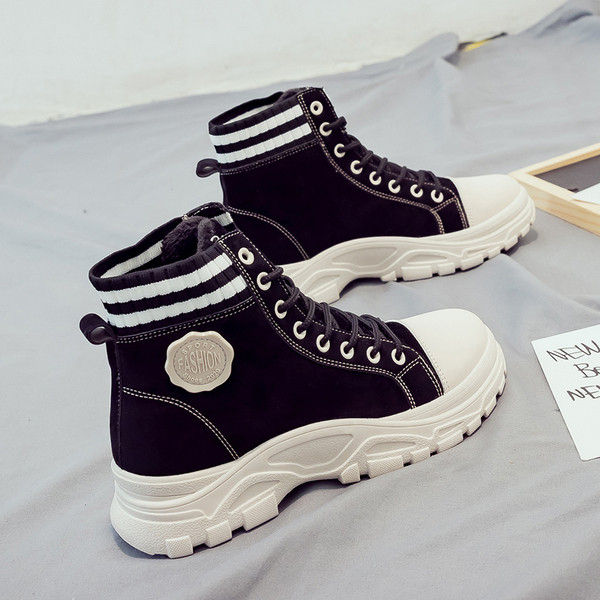 Női sportcipő durva talppal és fűzővel