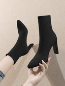 Női zoknis csizma új modellje fekete és bézs színben