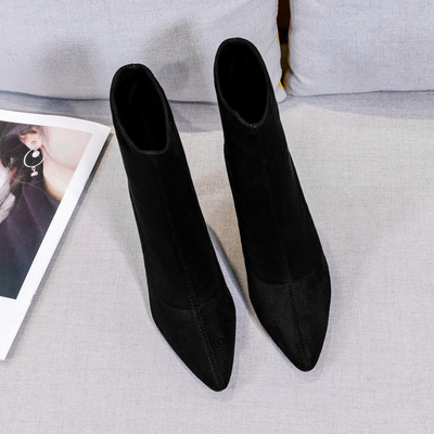 Női zoknis csizma új modellje fekete és bézs színben