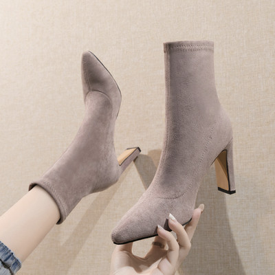 Női zoknis csizma új modellje fekete és bézs színben