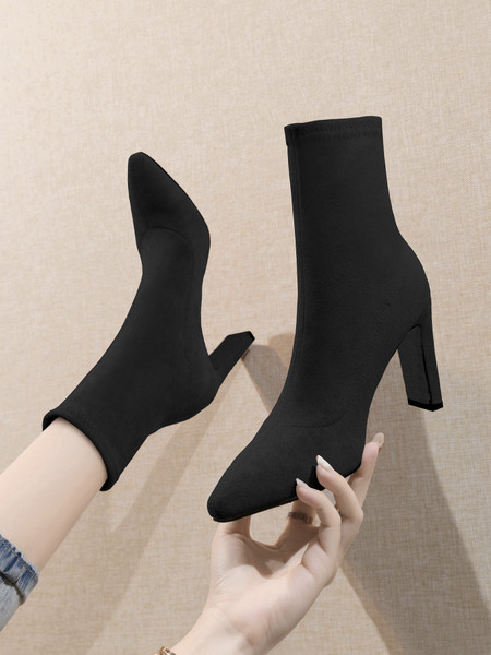 Női zoknis csizma új modellje fekete és bézs színben