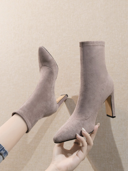 Női zoknis csizma új modellje fekete és bézs színben