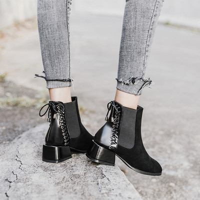 Moodsad paksu kontsaga ja dekoratiivsete paeltega naiste saapad