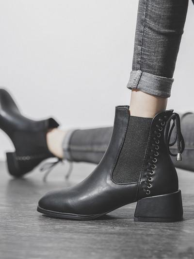 Moodsad paksu kontsaga ja dekoratiivsete paeltega naiste saapad