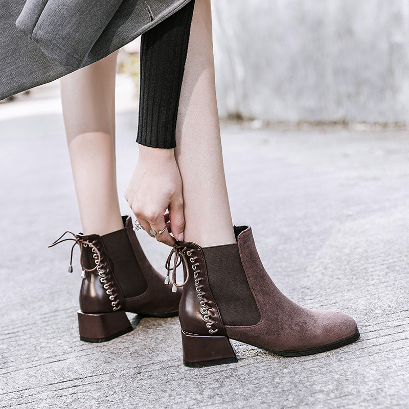 Moodsad paksu kontsaga ja dekoratiivsete paeltega naiste saapad