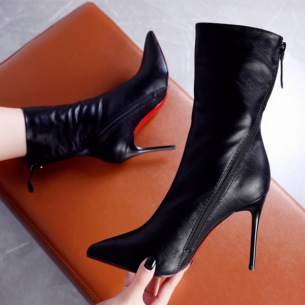 Modern női csizma műbőrből, vékony sarokkal