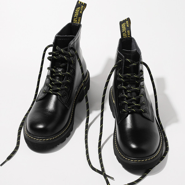 Eko-nahast musta värvi ja paeltega naiste saapad