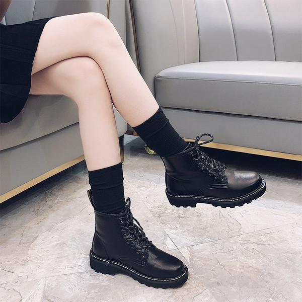 Eko-nahast musta värvi ja paeltega naiste saapad