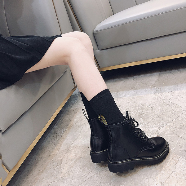 Eko-nahast musta värvi ja paeltega naiste saapad