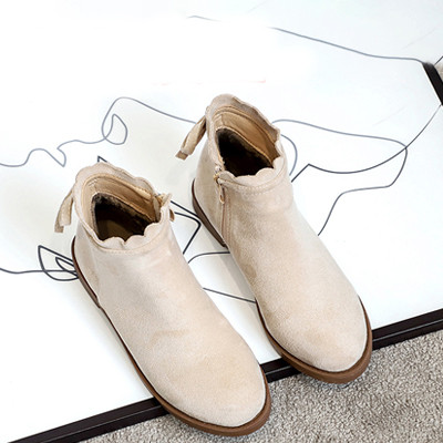 Őszi csizma új modellje szalaggal és cipzárral