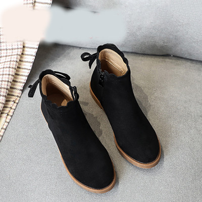 Őszi csizma új modellje szalaggal és cipzárral