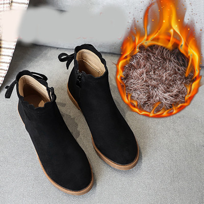 Őszi csizma új modellje szalaggal és cipzárral