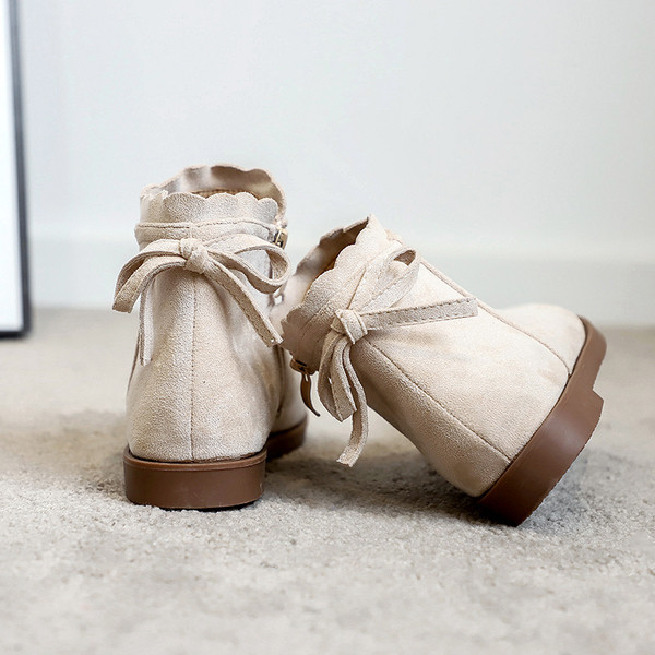 Őszi csizma új modellje szalaggal és cipzárral