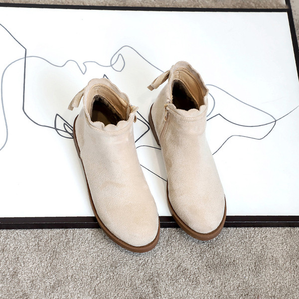 Őszi csizma új modellje szalaggal és cipzárral