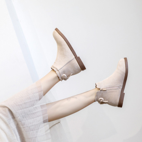 Őszi csizma új modellje szalaggal és cipzárral