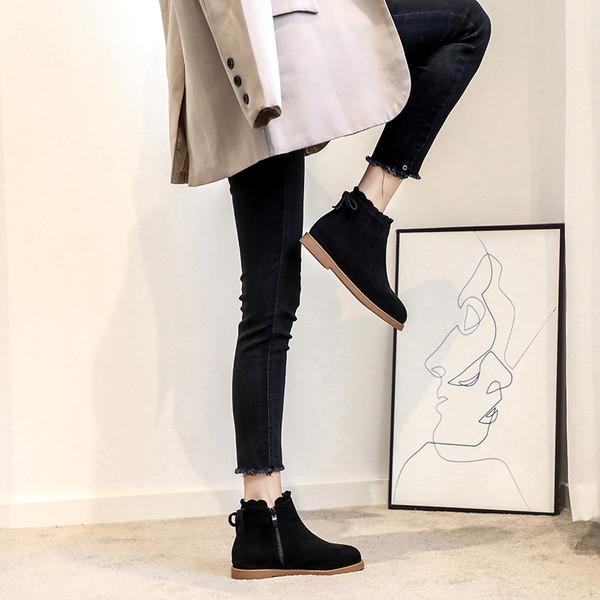 Őszi csizma új modellje szalaggal és cipzárral