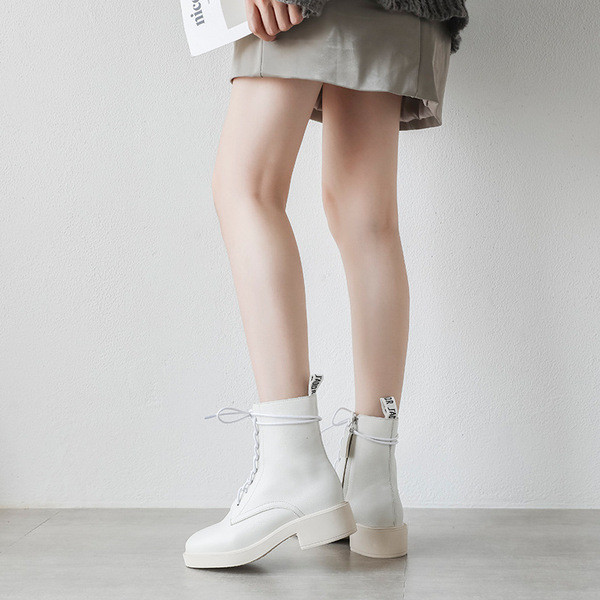 Öko bőrből készült modern női csizma fűzővel és cipzárral