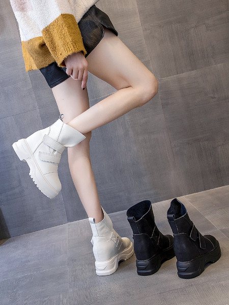 Eko bőrből készült alkalmi női csizma matricákkal