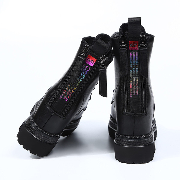 Moodsad naiste saapad kunstnahast - mitu mudelit