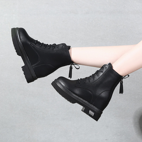 Moodsad naiste saapad kunstnahast - mitu mudelit