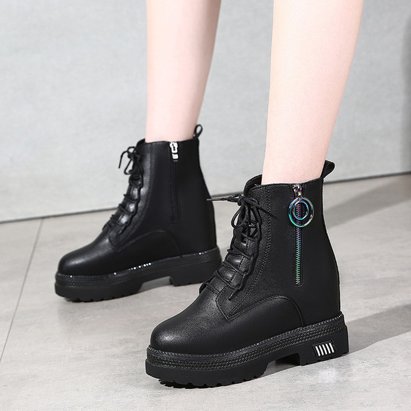 Moodsad naiste saapad kunstnahast - mitu mudelit