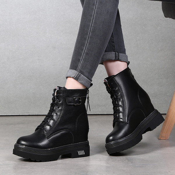 Moodsad naiste saapad kunstnahast - mitu mudelit