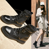 Aktuelne ženske čizme u crnoj boji sa ravnim đonom i pertlom