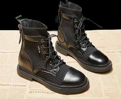 Aktuelne ženske čizme u crnoj boji sa ravnim đonom i pertlom