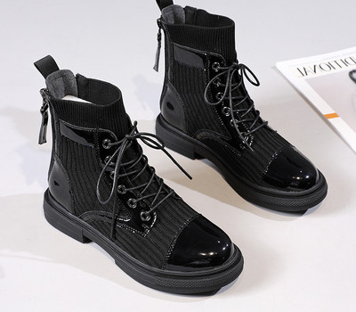 Aktuelne ženske čizme u crnoj boji sa ravnim đonom i pertlom