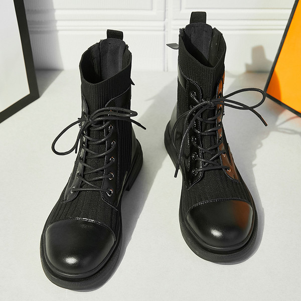 Aktuelne ženske čizme u crnoj boji sa ravnim đonom i pertlom