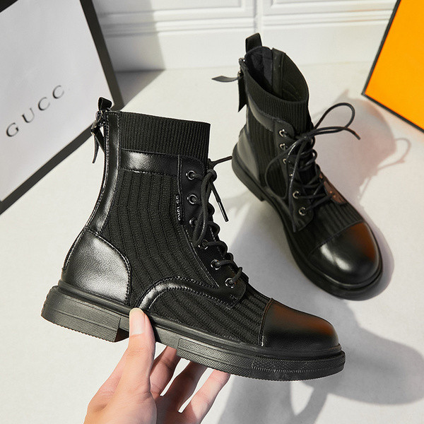 Aktuelne ženske čizme u crnoj boji sa ravnim đonom i pertlom