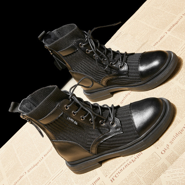 Aktuelne ženske čizme u crnoj boji sa ravnim đonom i pertlom