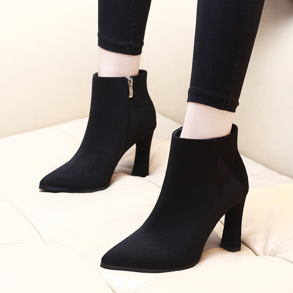 Modern női csizma 9 vagy 6 cm sarokkal