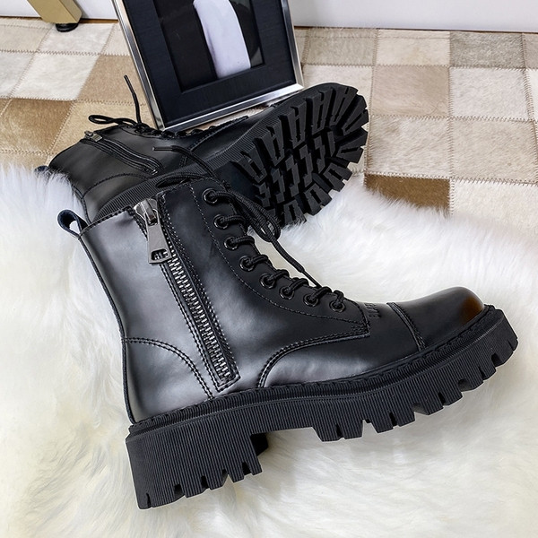 Öko bőrből készült női csizma durva talppal és fűzővel