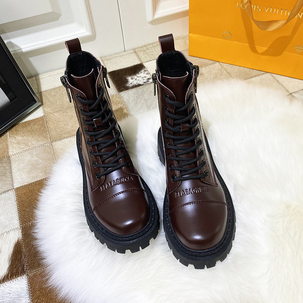 Öko bőrből készült női csizma durva talppal és fűzővel