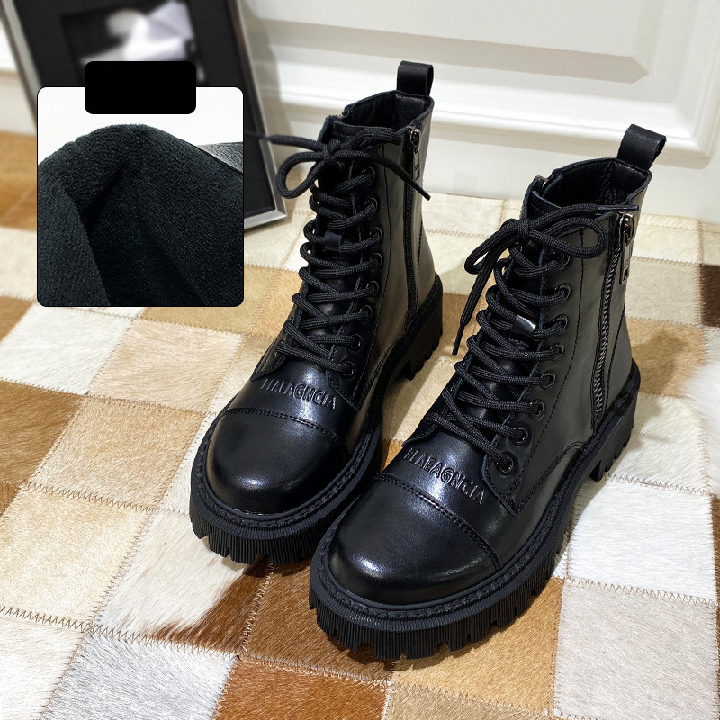 Öko bőrből készült női csizma durva talppal és fűzővel