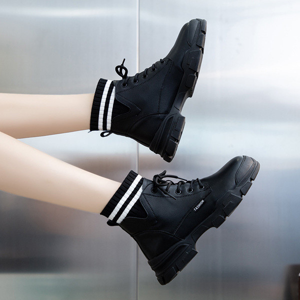 Öko-nahast ja tekstiilist paeltega naiste saapad