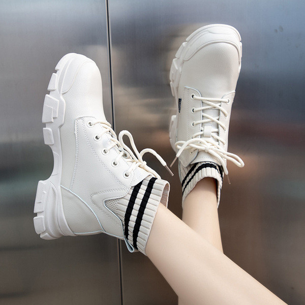 Öko-nahast ja tekstiilist paeltega naiste saapad