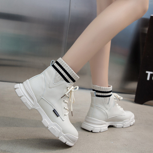 Öko-nahast ja tekstiilist paeltega naiste saapad