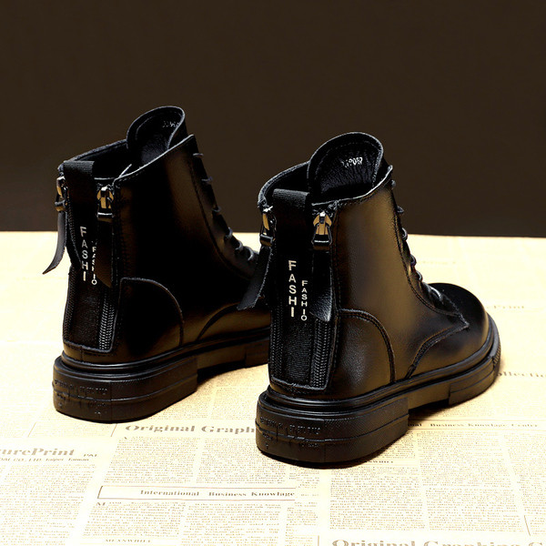 Aktuális eko bőrből készült női csizma lapos talppal és fűzős fekete színben