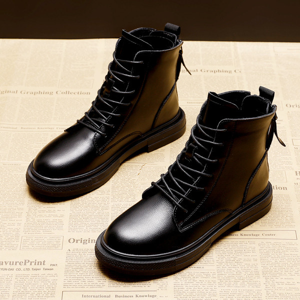 Aktuális eko bőrből készült női csizma lapos talppal és fűzős fekete színben