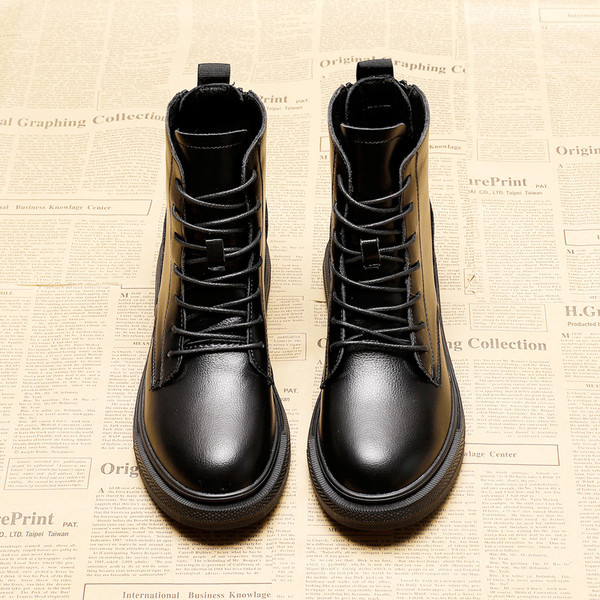 Aktuális eko bőrből készült női csizma lapos talppal és fűzős fekete színben