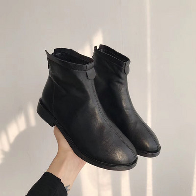 Κλασικό μοντέλο γυναικείες μπότες από οικολογικό δέρμα με επίπεδη σόλα και φερμουάρ