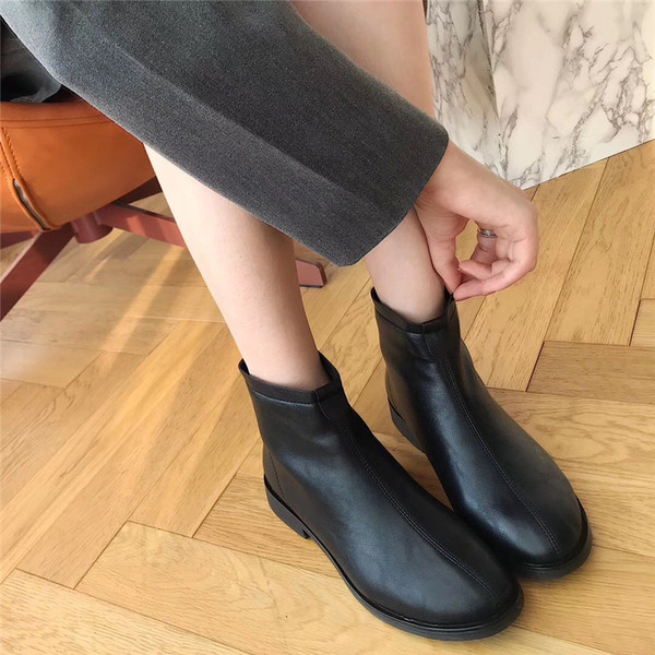 Κλασικό  μοντέλο γυναικείες μπότες από οικολογικό δέρμα με επίπεδη σόλα και φερμουάρ