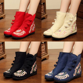 Női textilcsizma hímzéssel