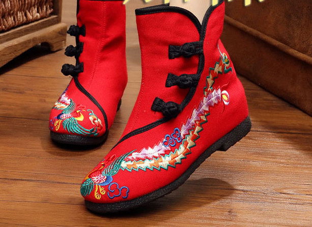 Női textilcsizma hímzéssel