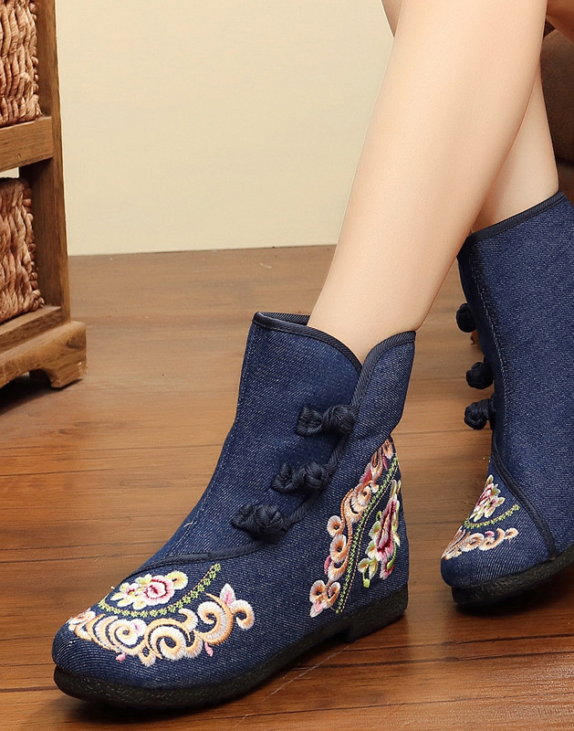 Női textilcsizma hímzéssel