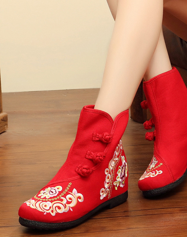 Női textilcsizma hímzéssel