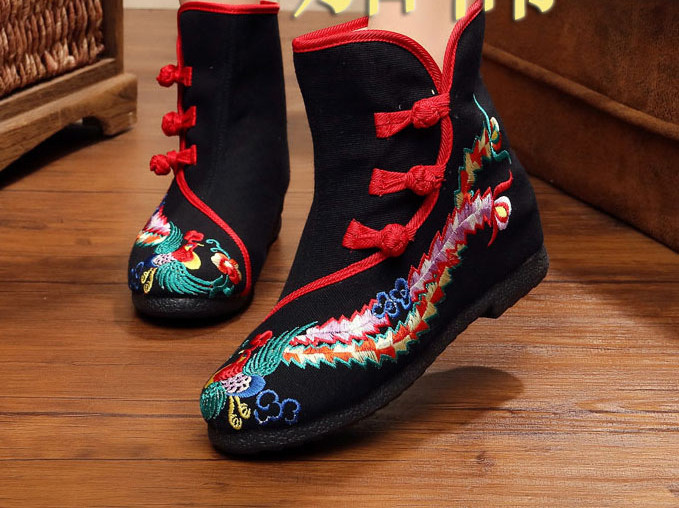 Női textilcsizma hímzéssel